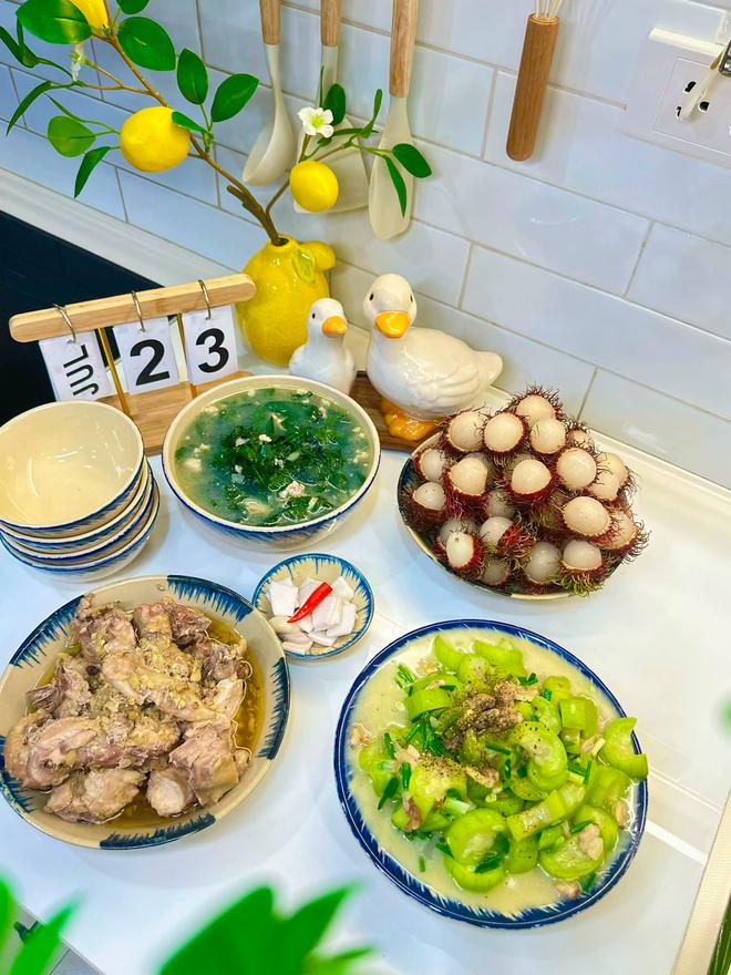Mẹ đảm Hà Nội dạy con trai vào bếp nấu ăn suốt 1 tháng hè: Nhìn mâm cơm bé làm, các mẹ thi nhau vào nhận "con rể" - Ảnh 8.
