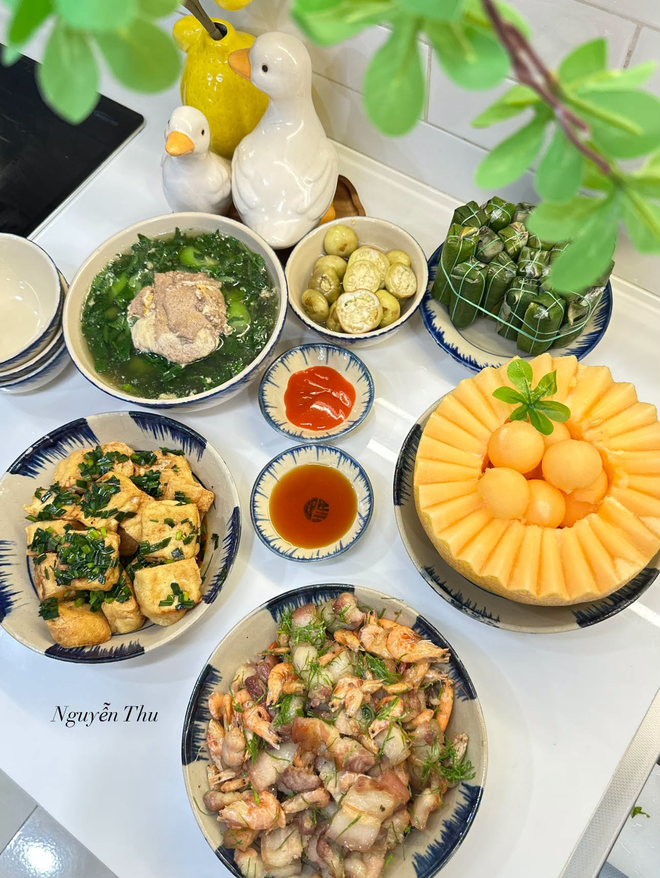 Mẹ đảm Hà Nội dạy con trai vào bếp nấu ăn suốt 1 tháng hè: Nhìn mâm cơm bé làm, các mẹ thi nhau vào nhận "con rể" - Ảnh 7.