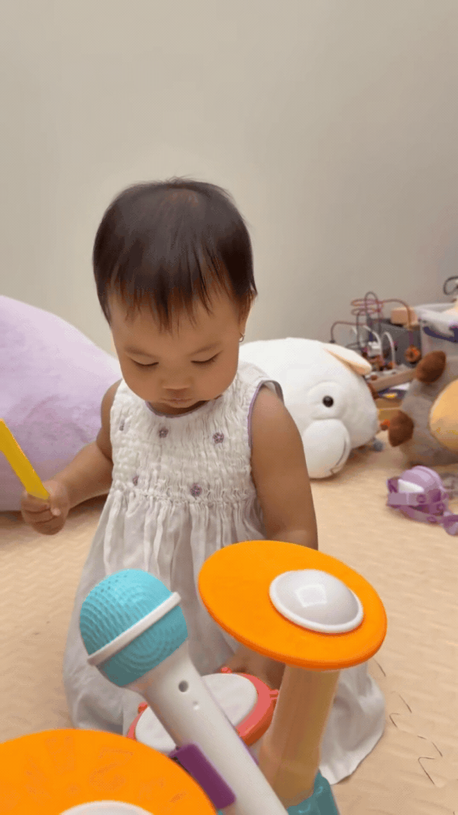 Con g&aacute;i Hoa hậu H'Hen Ni&ecirc; c&agrave;ng lớn c&agrave;ng xinh, chưa đến 1 tuổi đ&atilde; đam m&ecirc; &acirc;m nhạc- Ảnh 3.