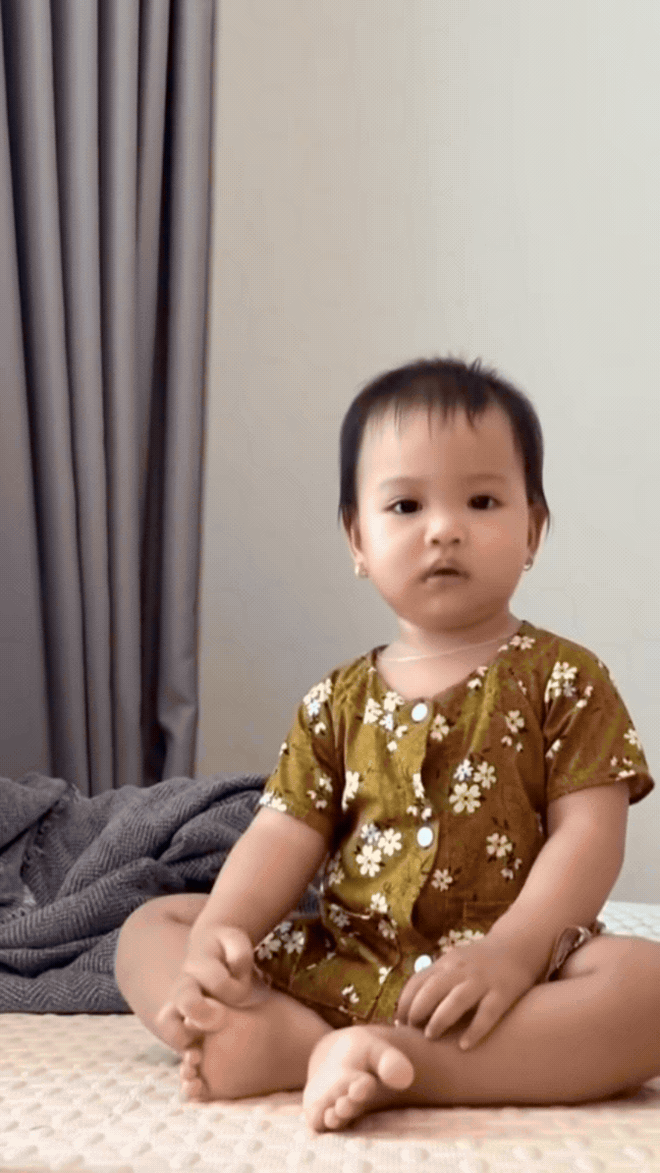 Con g&aacute;i Hoa hậu H'Hen Ni&ecirc; c&agrave;ng lớn c&agrave;ng xinh, chưa đến 1 tuổi đ&atilde; đam m&ecirc; &acirc;m nhạc- Ảnh 1.