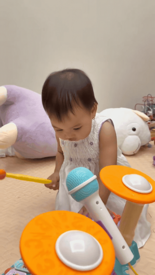 Con g&aacute;i Hoa hậu H'Hen Ni&ecirc; c&agrave;ng lớn c&agrave;ng xinh, chưa đến 1 tuổi đ&atilde; đam m&ecirc; &acirc;m nhạc- Ảnh 4.