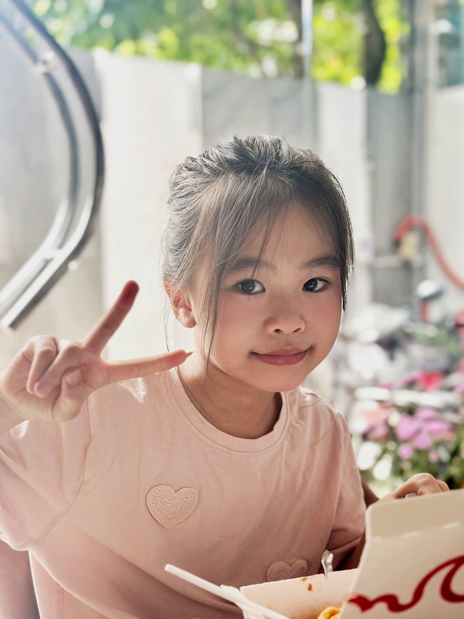 &ldquo;Chị đẹp&rdquo; sở hữu nhan sắc kh&ocirc;ng tuổi, mỗi đ&ecirc;m chỉ ngủ 2-3 tiếng để vắt sữa cho con - Ảnh 7.