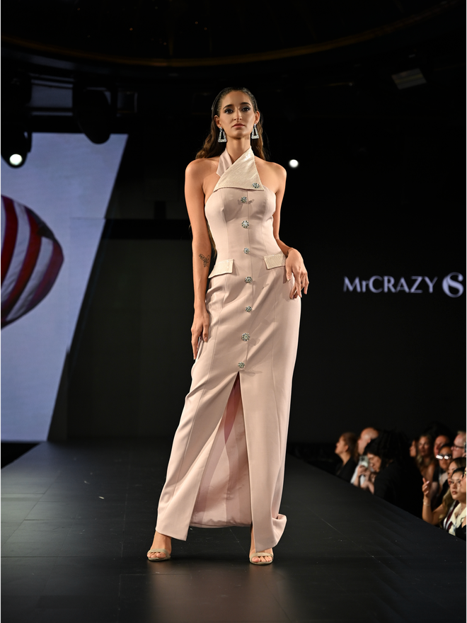 Mr CRAZY & Lady SEXY tr&igrave;nh l&agrave;ng BST Thu Đ&ocirc;ng 2026 tr&ecirc;n s&agrave;n diễn RUNWAY 7 danh tiếng của Mỹ - Ảnh 4.