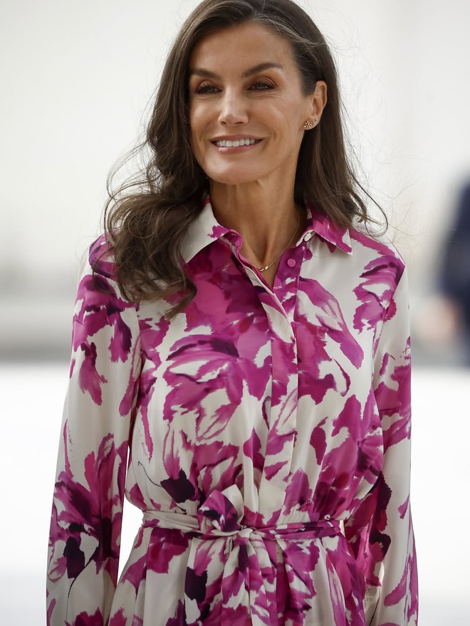 Chiếc váy hoa hồng tím giá 25 triệu của Vương hậu Letizia - Ảnh 1.