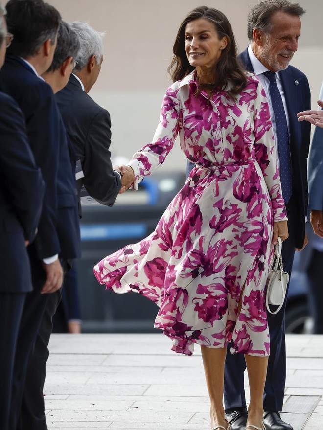 Chiếc váy hoa hồng tím giá 25 triệu của Vương hậu Letizia - Ảnh 2.