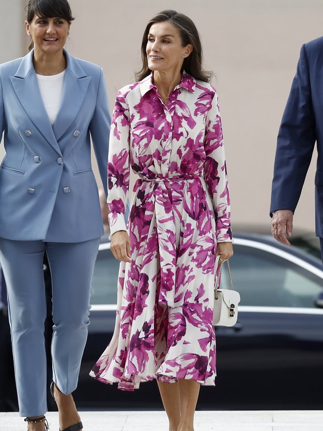 Chiếc váy hoa hồng tím giá 25 triệu của Vương hậu Letizia - Ảnh 4.