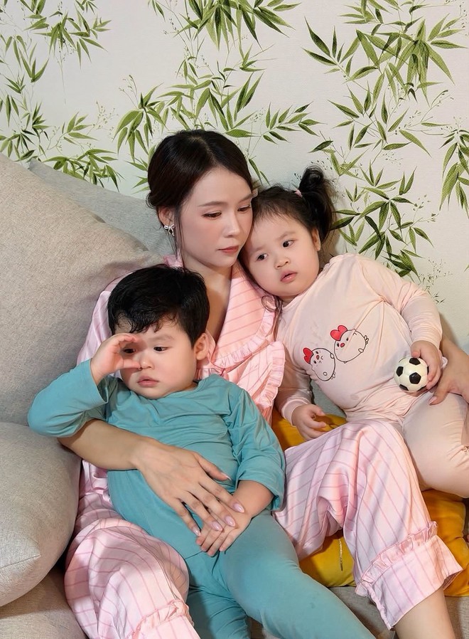 Cặp song sinh nh&agrave; Sam xinh như b&uacute;p b&ecirc;, gặp kh&oacute; khăn khi giao tiếp bằng tiếng H&agrave;n với bố - Ảnh 1.