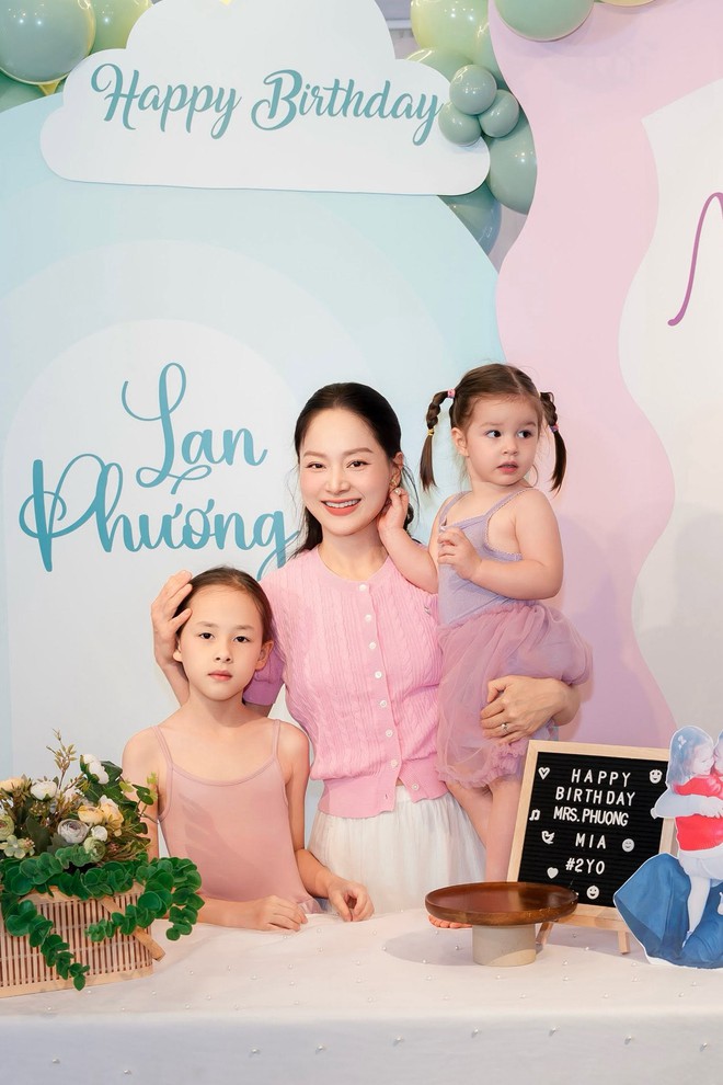 2 con gái được Lan Phương đầu tư 1 tỷ/năm, càng lớn càng xinh xắn, thành thạo 2 ngôn ngữ - Ảnh 6.