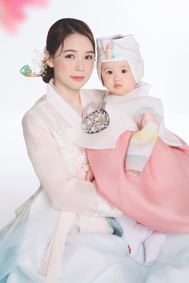 Cặp song sinh nh&agrave; Sam xinh như b&uacute;p b&ecirc;, gặp kh&oacute; khăn khi giao tiếp bằng tiếng H&agrave;n với bố - Ảnh 3.