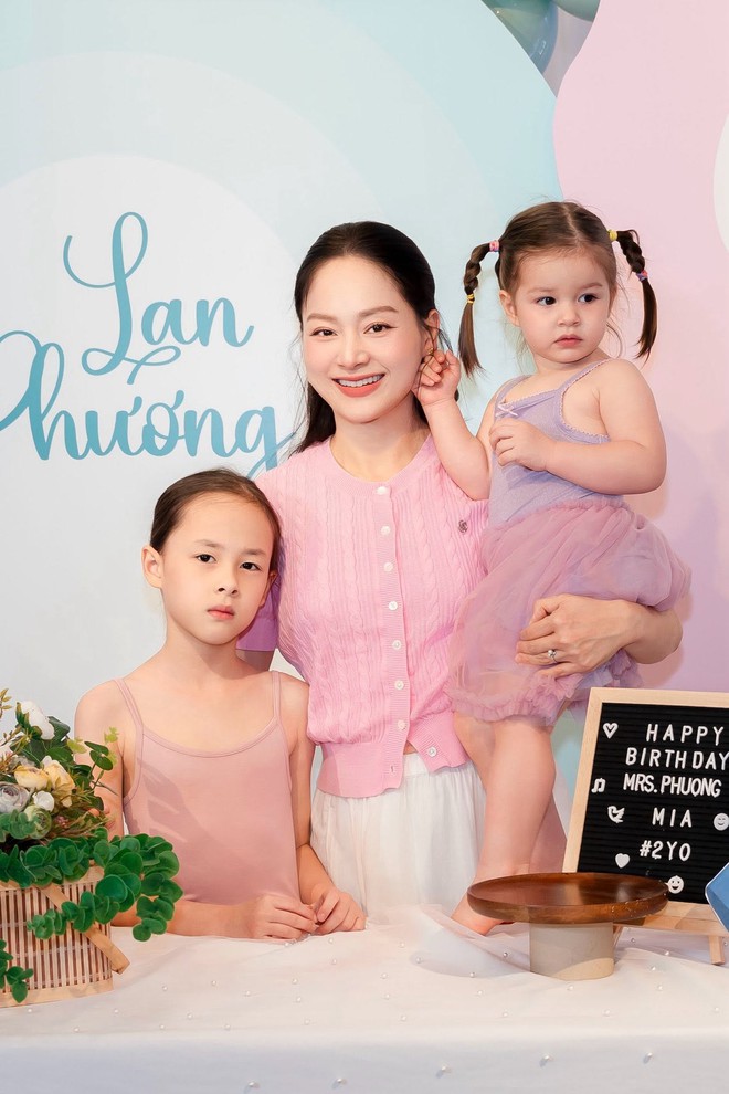 2 con gái được Lan Phương đầu tư 1 tỷ/năm, càng lớn càng xinh xắn, thành thạo 2 ngôn ngữ - Ảnh 7.