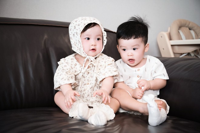 Cặp song sinh nh&agrave; Sam xinh như b&uacute;p b&ecirc;, gặp kh&oacute; khăn khi giao tiếp bằng tiếng H&agrave;n với bố - Ảnh 7.