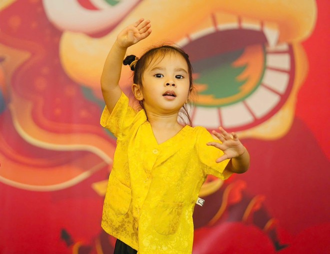 Con gái Bảo Anh 3 tuổi xinh như thiên thần, làm trợ lý cho mẹ được dân tình khen hết lời - Ảnh 8.
