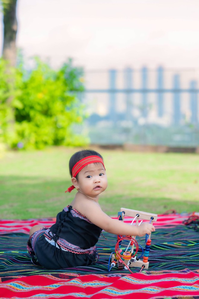 Hoa hậu H’Hen Niê làm hơn 80 mâm cỗ, rước kiệu mừng thôi nôi con gái- Ảnh 3.