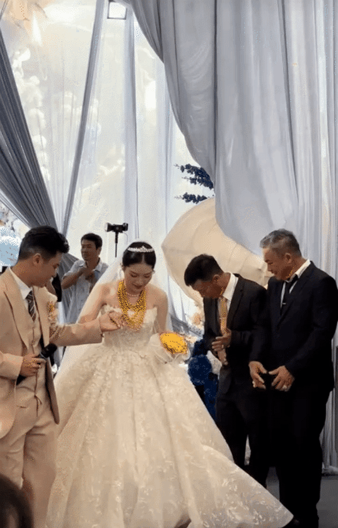 Thiếu gia tiệm vàng miền Tây cưới vợ: Chi vài trăm triệu dựng cổng cưới long - phụng dài 50m, bà con thi nhau đến check-in - Ảnh 8.