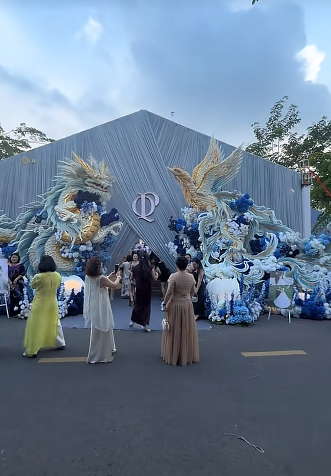 Thiếu gia tiệm vàng miền Tây cưới vợ: Chi vài trăm triệu dựng cổng cưới long - phụng dài 50m, bà con thi nhau đến check-in - Ảnh 2.