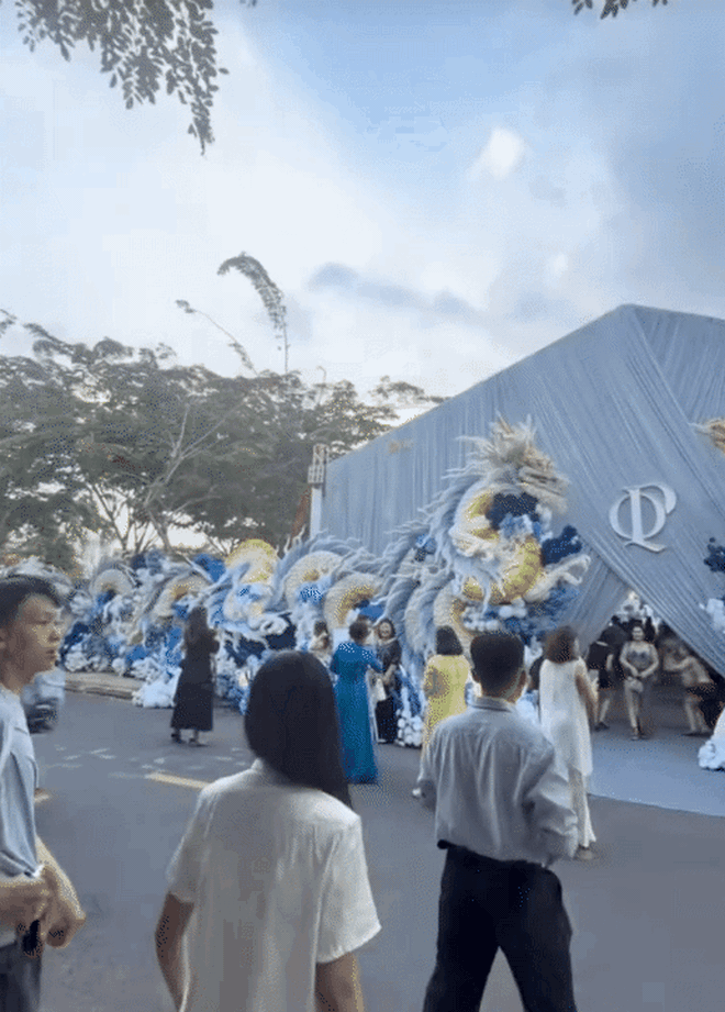Thiếu gia tiệm vàng miền Tây cưới vợ: Chi vài trăm triệu dựng cổng cưới long - phụng dài 50m, bà con thi nhau đến check-in - Ảnh 1.