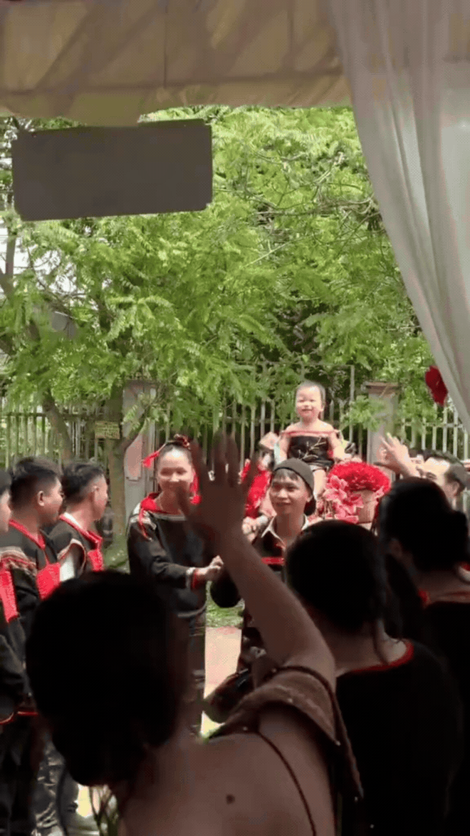Hoa hậu H’Hen Niê làm hơn 80 mâm cỗ, rước kiệu mừng thôi nôi con gái- Ảnh 6.
