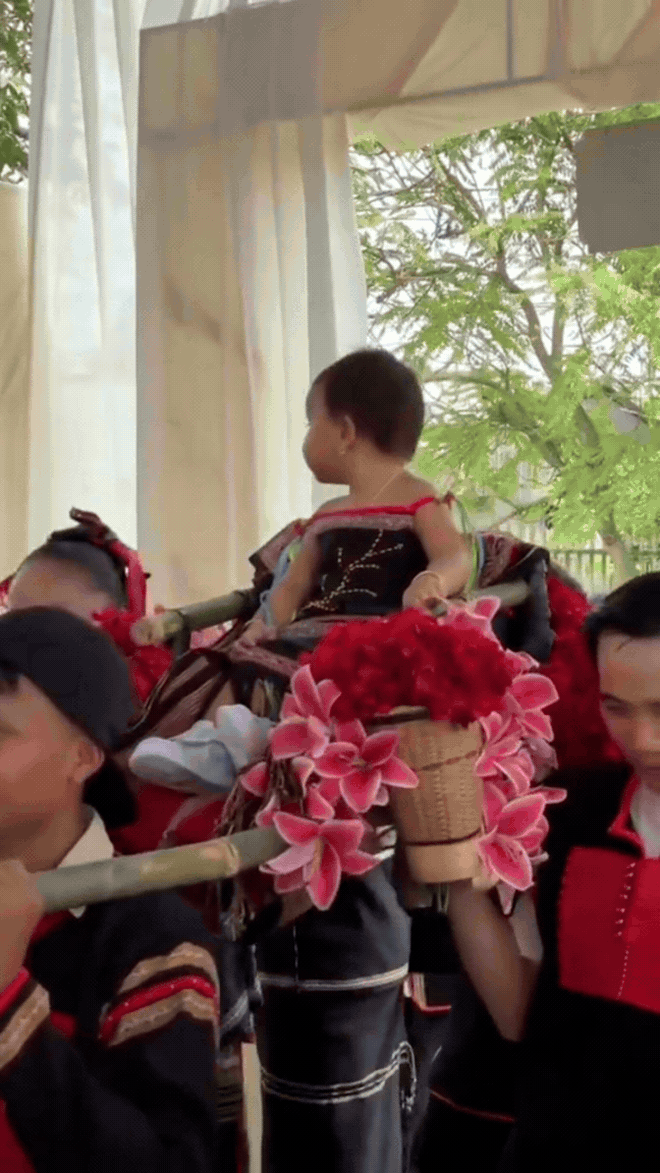 Hoa hậu H’Hen Niê làm hơn 80 mâm cỗ, rước kiệu mừng thôi nôi con gái- Ảnh 5.