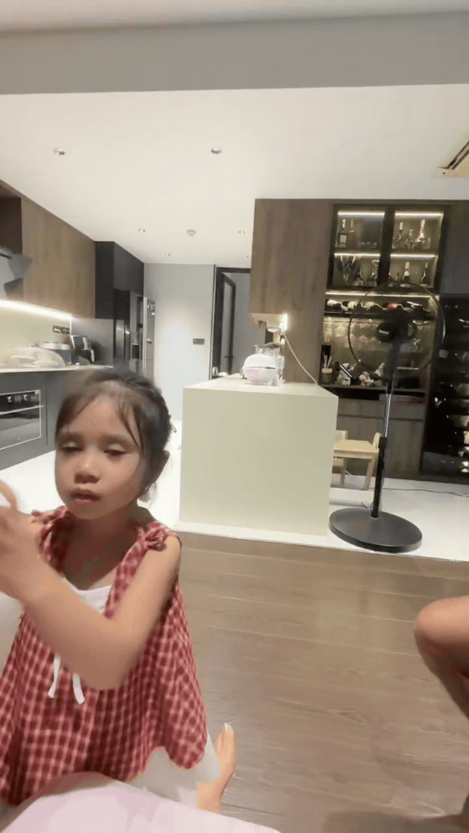 Con gái Bảo Anh 3 tuổi xinh như thiên thần, làm trợ lý cho mẹ được dân tình khen hết lời - Ảnh 3.