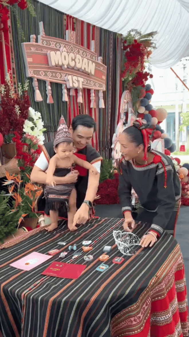 Hoa hậu H’Hen Niê làm hơn 80 mâm cỗ, rước kiệu mừng thôi nôi con gái- Ảnh 7.