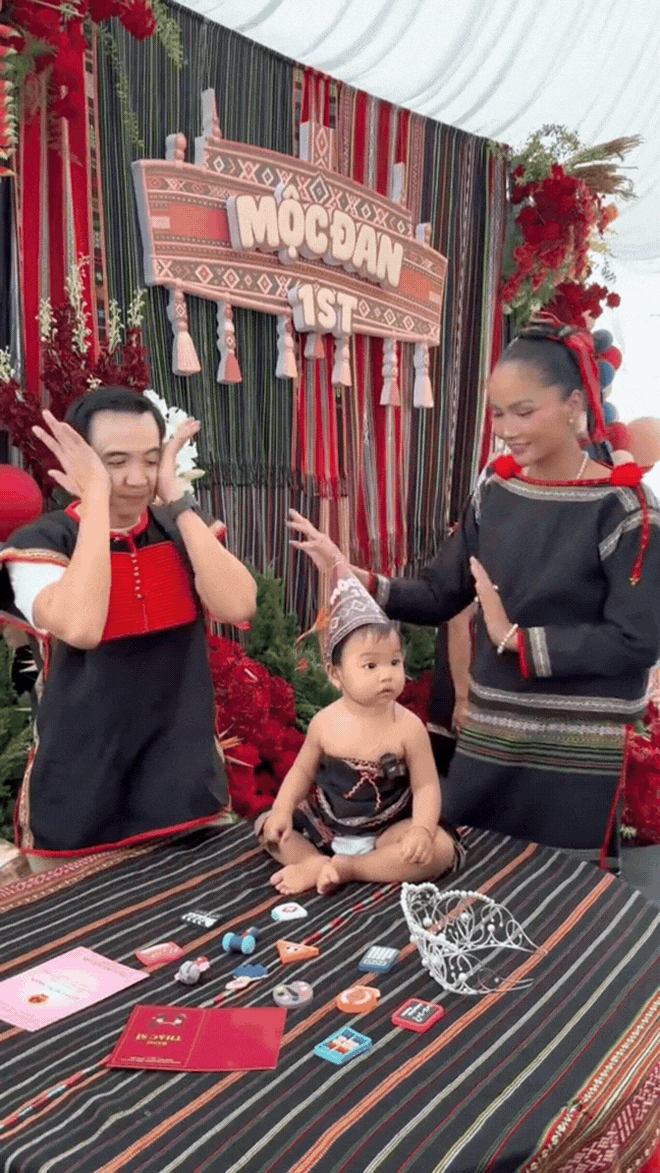 Hoa hậu H’Hen Niê làm hơn 80 mâm cỗ, rước kiệu mừng thôi nôi con gái- Ảnh 8.