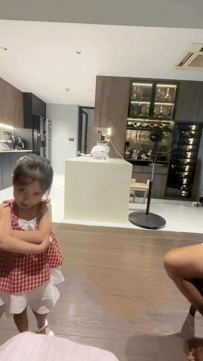 Con gái Bảo Anh 3 tuổi xinh như thiên thần, làm trợ lý cho mẹ được dân tình khen hết lời - Ảnh 4.
