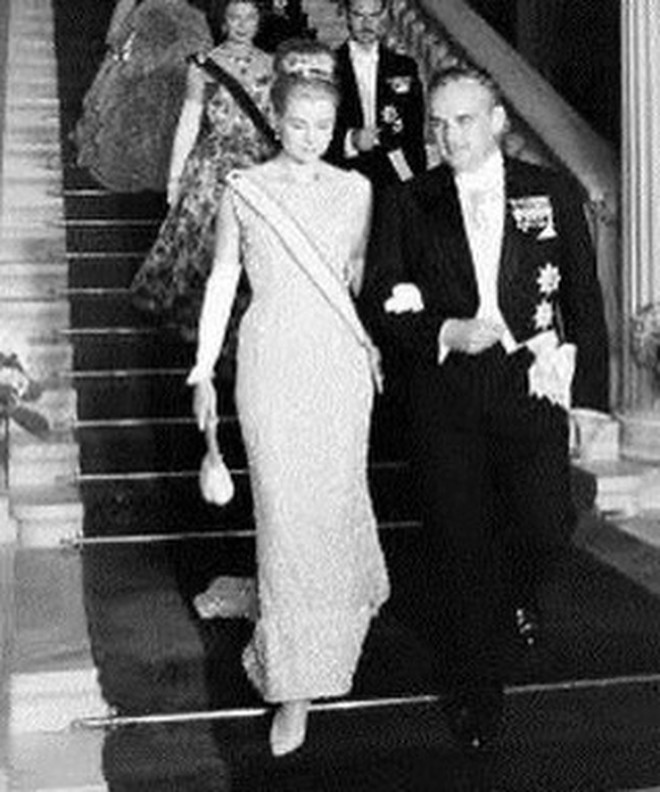 Cháu gái Grace Kelly mặc lại chiếc váy Givenchy bà từng diện 64 năm trước, đẹp như bước ra từ ảnh cũ - Ảnh 9.