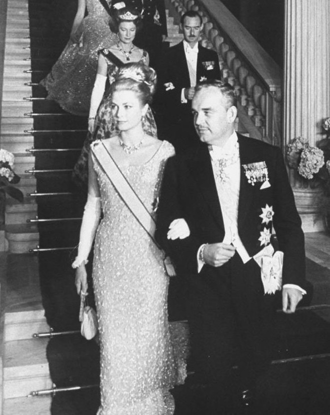 Cháu gái Grace Kelly mặc lại chiếc váy Givenchy bà từng diện 64 năm trước, đẹp như bước ra từ ảnh cũ - Ảnh 8.