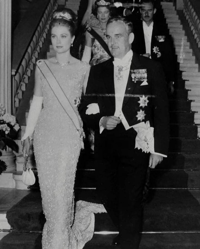 Cháu gái Grace Kelly mặc lại chiếc váy Givenchy bà từng diện 64 năm trước, đẹp như bước ra từ ảnh cũ - Ảnh 7.