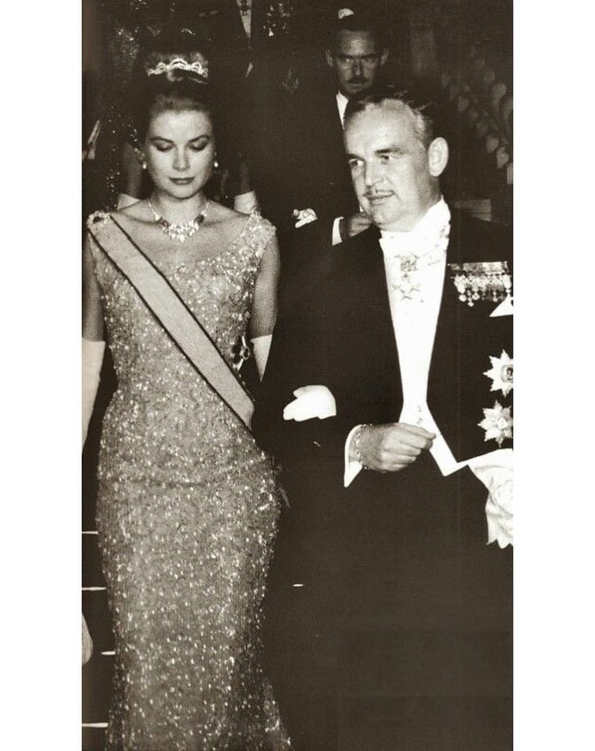 Cháu gái Grace Kelly mặc lại chiếc váy Givenchy bà từng diện 64 năm trước, đẹp như bước ra từ ảnh cũ - Ảnh 6.