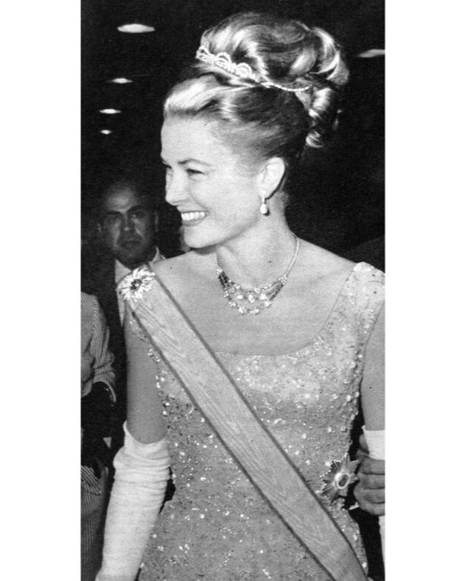 Cháu gái Grace Kelly mặc lại chiếc váy Givenchy bà từng diện 64 năm trước, đẹp như bước ra từ ảnh cũ - Ảnh 5.