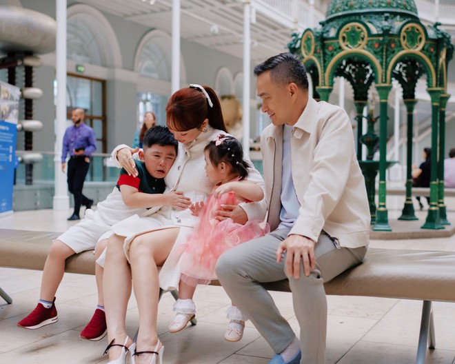 Chi Bảo cưới vợ kém 16 tuổi, sinh 2 con ở tuổi U60, 2 nhóc tỳ đều "ngậm thìa vàng", hưởng hết gen trội của bố mẹ- Ảnh 10.