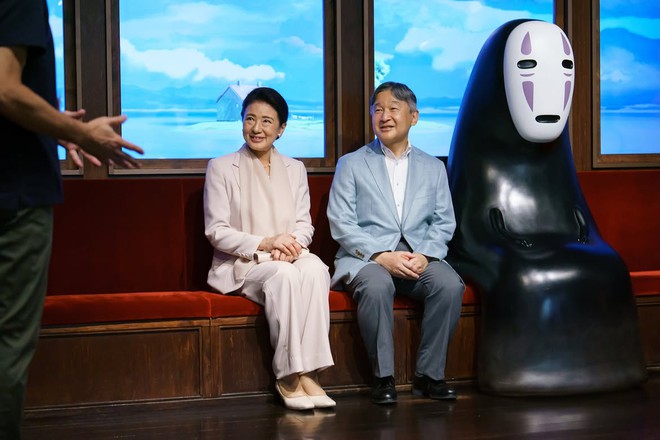 Thiên hoàng và Hoàng hậu Nhật Bản “check-in” cùng Vô Diện, khoảnh khắc đời thường khiến dân mạng thích thú - Ảnh 3.