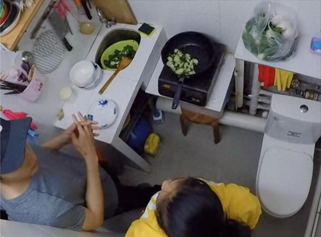 Bật khóc ở Hong Kong: Mẹ đơn thân cùng con gái sống trong “hộp diêm” 5m², bếp ngay cạnh bồn cầu, vẫn cố vun vén thành mái ấm - Ảnh 10.