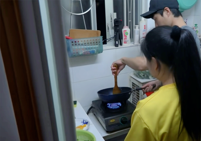 Bật khóc ở Hong Kong: Mẹ đơn thân cùng con gái sống trong “hộp diêm” 5m², bếp ngay cạnh bồn cầu, vẫn cố vun vén thành mái ấm - Ảnh 9.