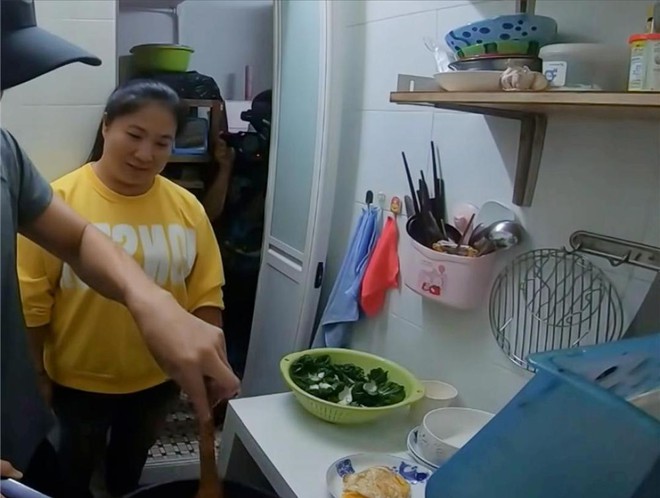 Bật khóc ở Hong Kong: Mẹ đơn thân cùng con gái sống trong “hộp diêm” 5m², bếp ngay cạnh bồn cầu, vẫn cố vun vén thành mái ấm - Ảnh 7.
