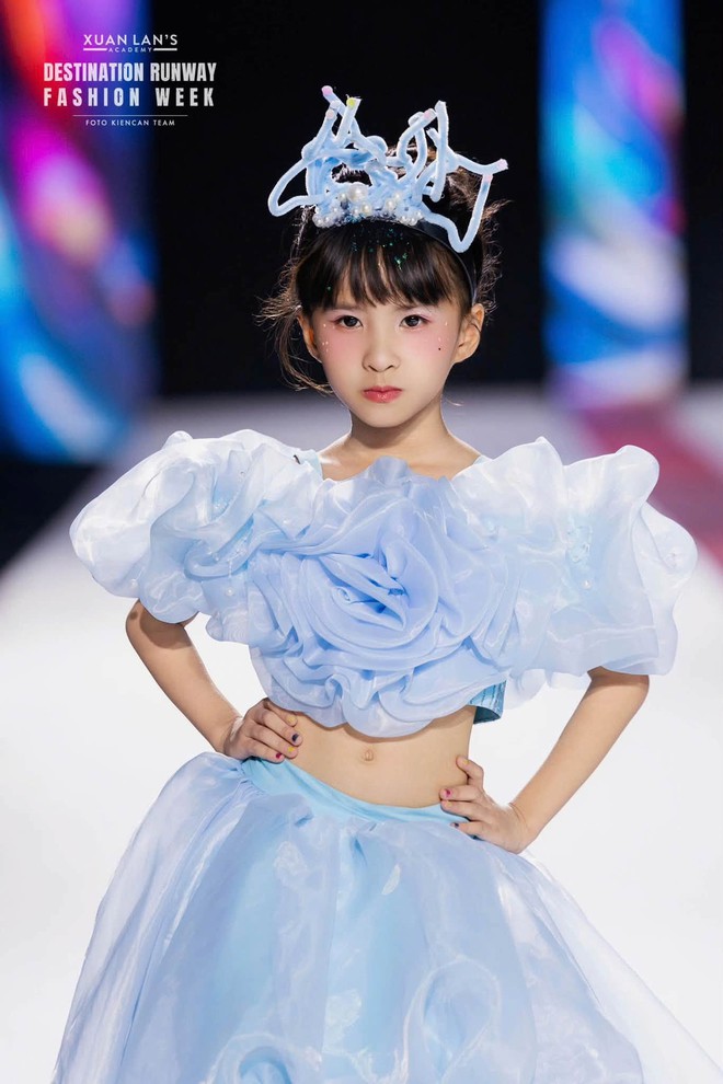 Con gái Thiên An 5 tuổi làm toán tư duy siêu nhanh, là mẫu nhí tự tin ai cũng khen ngợi - Ảnh 4.