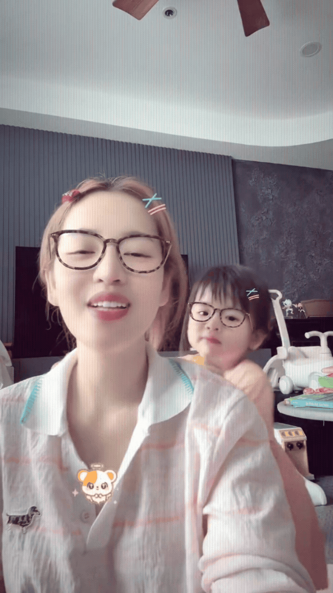 Gi&acirc;y ph&uacute;t con g&aacute;i Puka b&agrave;y tỏ t&igrave;nh cảm với mẹ g&acirc;y b&atilde;o mạng x&atilde; hội - Ảnh 1.
