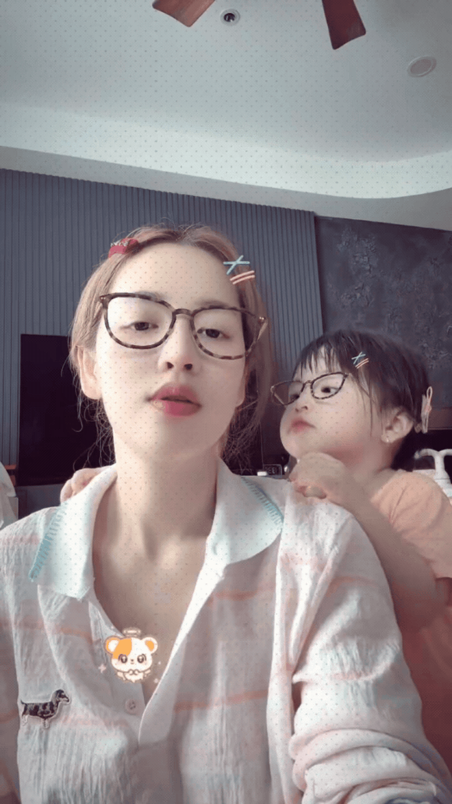 Gi&acirc;y ph&uacute;t con g&aacute;i Puka b&agrave;y tỏ t&igrave;nh cảm với mẹ g&acirc;y b&atilde;o mạng x&atilde; hội - Ảnh 2.