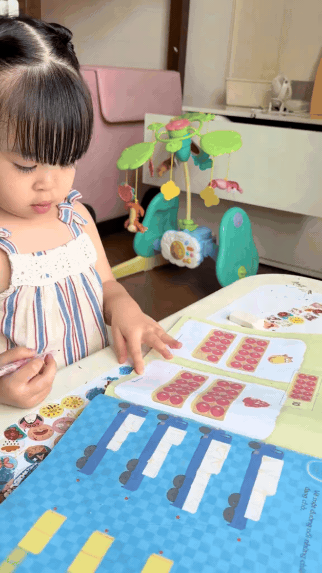 Con g&aacute;i Hoa hậu Đỗ Mỹ Linh học to&aacute;n, d&acirc;n t&igrave;nh trầm trồ &ldquo;100 cuộc gọi nhỡ từ văn ph&ograve;ng tuyển sinh Havard&rdquo;- Ảnh 1.