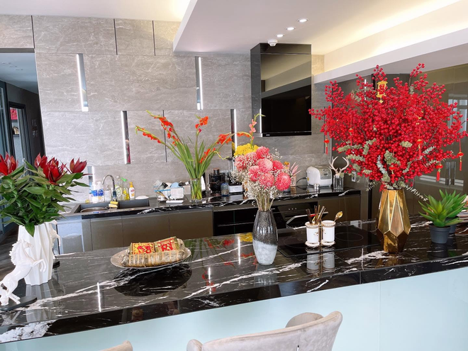 Căn nh&agrave; c&oacute; ph&ograve;ng kh&aacute;ch rộng 100m2 của mỹ nh&acirc;n Trại Bu&ocirc;n Người - Ảnh 5.