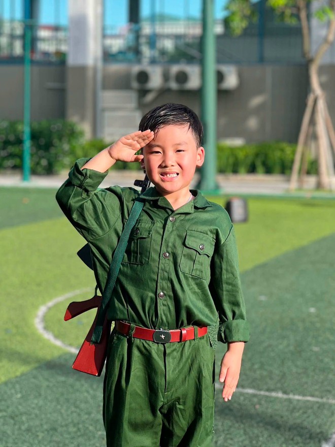 Con trai H&ograve;a Minzy cao lớn phổng phao, nhận nhiệm vụ đặc biệt trong kỳ nghỉ lễ- Ảnh 1.