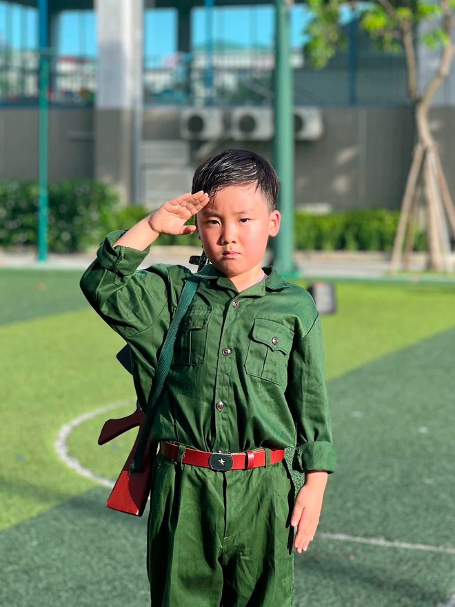 Con trai H&ograve;a Minzy cao lớn phổng phao, nhận nhiệm vụ đặc biệt trong kỳ nghỉ lễ- Ảnh 2.