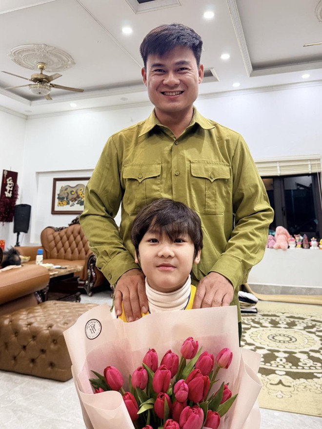 Con trai H&ograve;a Minzy cao lớn phổng phao, nhận nhiệm vụ đặc biệt trong kỳ nghỉ lễ- Ảnh 6.