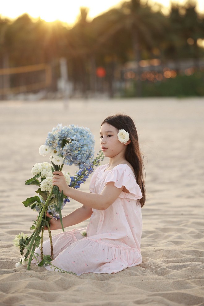 Con gái lai Tây của Hà Anh xinh như nàng thơ, diện áo dài duyên dáng ai cũng xuýt xoa khen- Ảnh 3.