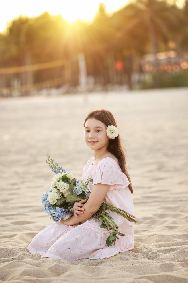 Con gái lai Tây của Hà Anh xinh như nàng thơ, diện áo dài duyên dáng ai cũng xuýt xoa khen- Ảnh 4.
