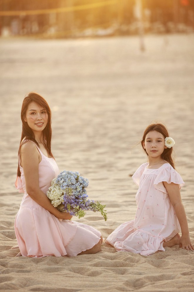 Con gái lai Tây của Hà Anh xinh như nàng thơ, diện áo dài duyên dáng ai cũng xuýt xoa khen- Ảnh 5.