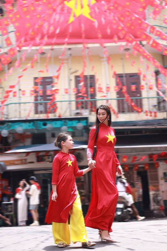 Con gái lai Tây của Hà Anh xinh như nàng thơ, diện áo dài duyên dáng ai cũng xuýt xoa khen- Ảnh 1.