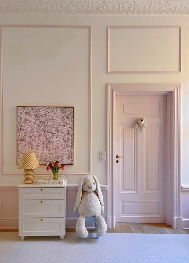 Căn nhà gam pastel của nữ thiết kế Thụy Điển không hề "bánh bèo": Nhiều màu nhưng vẫn sang đến từng chi tiết - Ảnh 4.