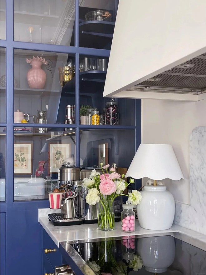 Căn nhà gam pastel của nữ thiết kế Thụy Điển không hề "bánh bèo": Nhiều màu nhưng vẫn sang đến từng chi tiết - Ảnh 9.